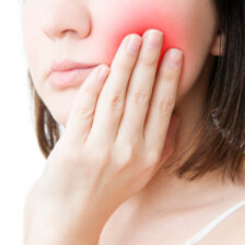 国立駅徒歩3分の歯医者、国立深澤歯科クリニックで、歯の神経を抜いたのにまだ痛い？遅れて出る痛みの原因と対処法を解説