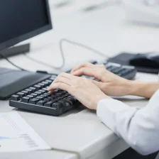 国立駅徒歩3分の歯医者、国立深澤歯科クリニックで、デスクワークが口内環境に与える影響とケア方法を解説