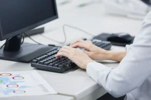 国立駅徒歩3分の歯医者、国立深澤歯科クリニックで、デスクワークが口内環境に与える影響とケア方法を解説