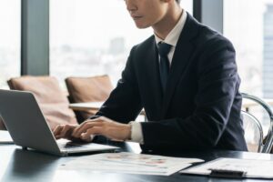 国立駅徒歩3分の歯医者、国立深澤歯科クリニックで、デスクワークが口内環境に与える影響とケア方法を解説