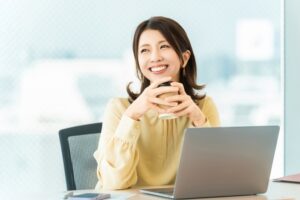 国立駅徒歩3分の歯医者、国立深澤歯科クリニックで、デスクワークが口内環境に与える影響とケア方法を解説