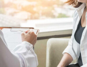 国立駅徒歩3分の歯医者、国立深澤歯科クリニックで、更年期女性に多い「口腔灼熱症候群」の症状と治療法を解説